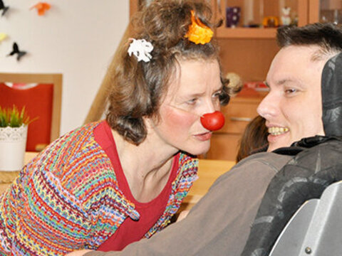 Betreuungssituation mit Clown stellvertretend für Spezialpflege