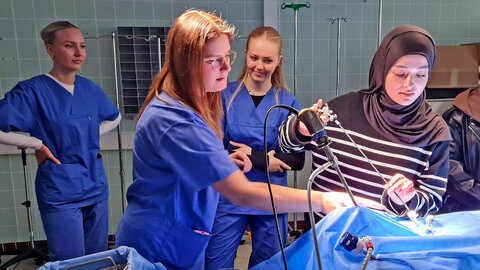 Eine Schülerin lässt sich die Arbeit im Operationssaal erklären