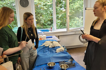 Die Auszubildenden Violetta Schwebel und Katharina Becker erhielten Einblicke in die verschiedenen Einsatzbereiche