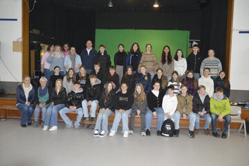 Rund 30 Konfirmandinnen und Konfirmanden der Ev. Kirchengemeinde Herdecke-Ende besuchten die Oberlinschule in Volmarstein Rund 30 Konfirmandinnen und Konfirmanden der Ev. Kirchengemeinde Herdecke-Ende in der Martinskirche beim Gemeinschaftsfoto