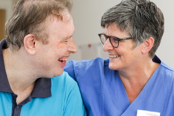 Ein Mann im Krankenhaus mit der Krankenschwester Frau Unger