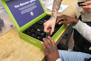 Ein Mitarbeiter von WerkVol platziert sorgfältig die Einzelteile in den Baukasten