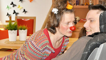 Ber Besuch der Clowns macht den Bewohnern Spaß