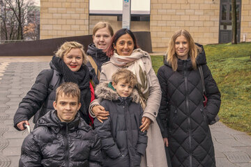 Die Kinder und Jugendlichen aus dem Kinderheim mit ihren Begleiterinnen vor dem Landtag