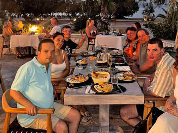 Eine Bewohnergruppe beim Essen in ihrem Urlaub auf Kos