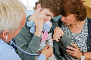 Patientin Theresa mit ihrer Mutter beim Arzt. 